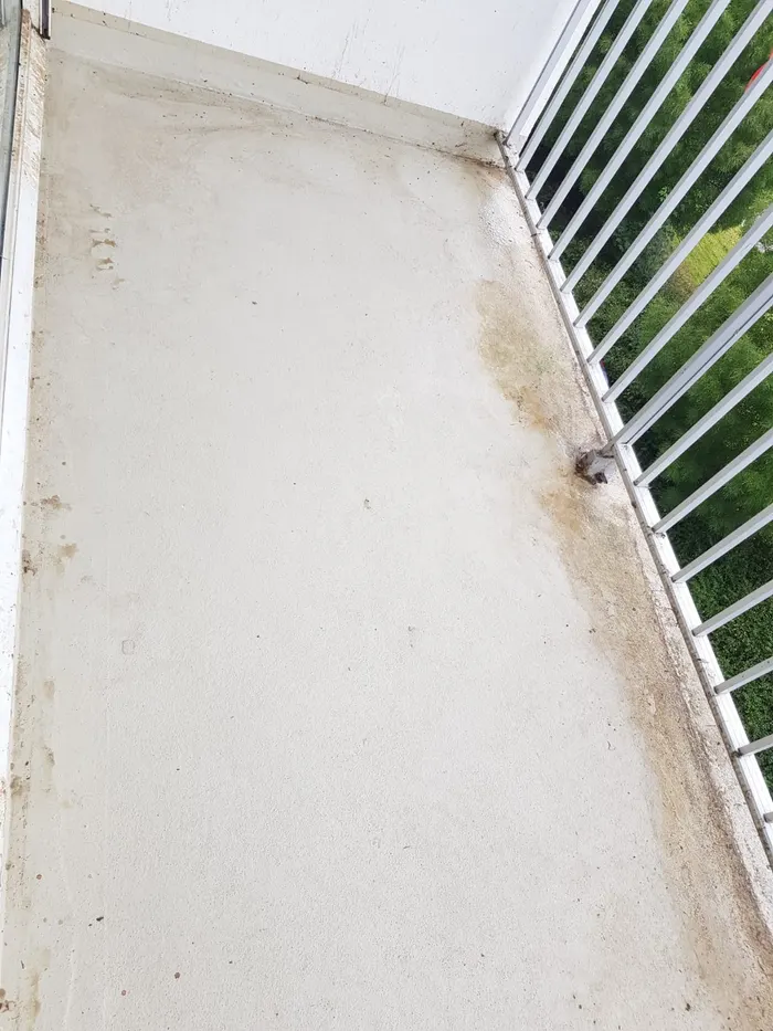 Le même balcon après dépose du revêtement et lavage de la dalle béton.