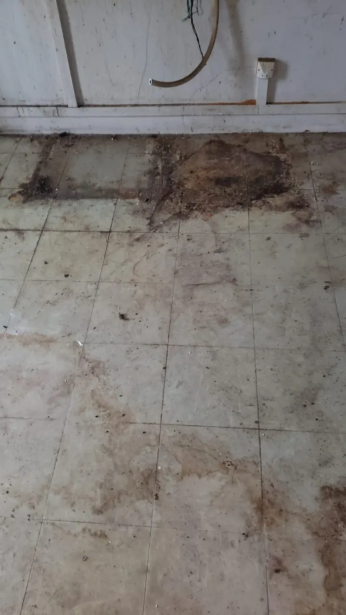 Encrassement du carrelage le long des plinthes avant traitement