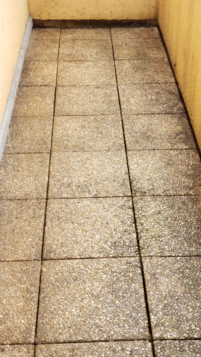 La même loggia après débarras des encombrants et lavage du dallage.