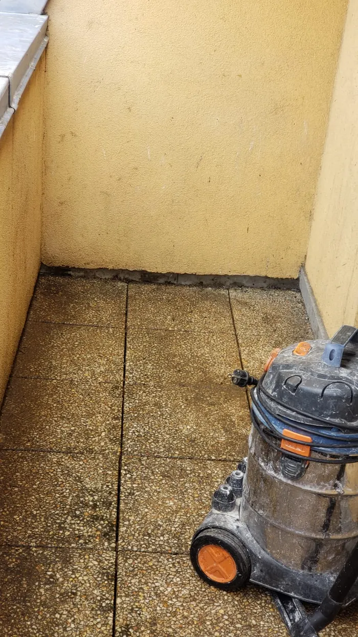 Aspirateur eau et poussière employé pour reprendre les angles et le pied de mur.